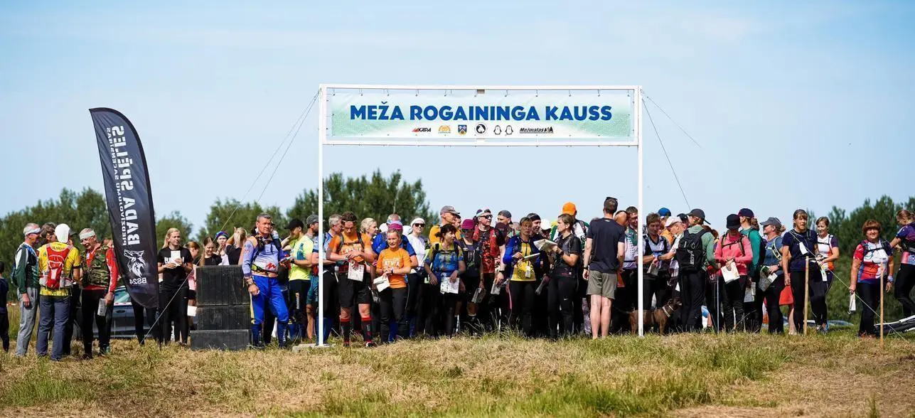 Rogaininga sacensību starts zem Meža rogaininga kausa arkas